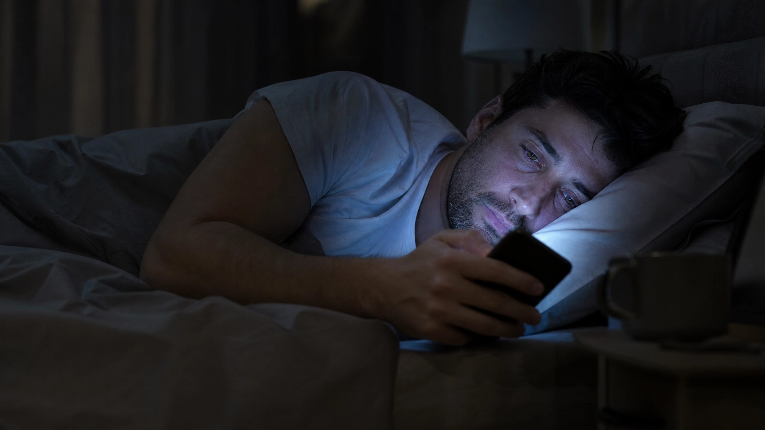 How Blue Light Affects Sleep: Melatonin, Circadian Rhythm, and Proven Fixes Tonight 1 How Does Blue Light Affect Sleep: Proven Fixes Tonight